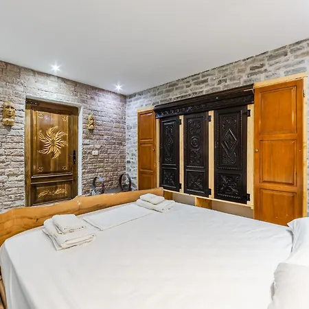 Ferienhaus Kanuni Authentic Albanian House By Pikhost Shkodra